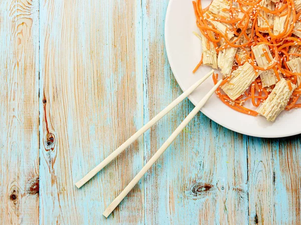 Baharatlı Çin ya da Kore Yuba tofu bambu ve havuç salatası..
