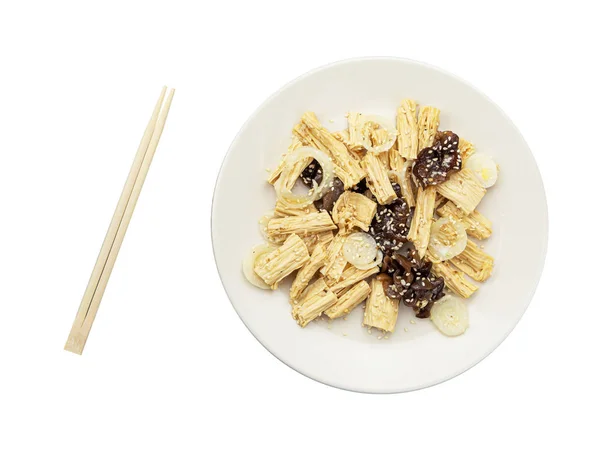 Spicy chinês ou coreano Yuba tofu bambu e Oyster cogumelos no fundo branco . — Fotografia de Stock