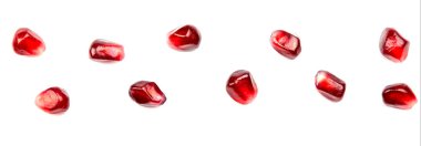 Nar. Beyaz arka plan üzerinde izole meyve taze çiğ tohumları.