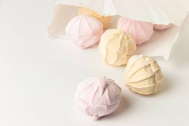 Pastel tonlarda çok renkli marşmelovlar, açık tonda şekerleme..