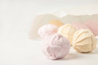 Pastel tonlarda çok renkli marşmelovlar, açık tonda şekerleme..