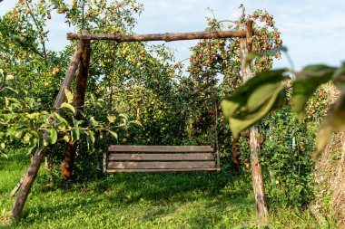 Bahçede dinlenmek için tahterevalli salıncak