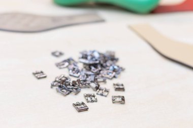 Ayakkabıcı işyeri. Ayakkabı yapımı için malzeme var. Beyazlar üzerinde izole edilmiş eski tamponlar.