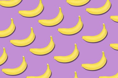 Yaz kavramı. Mor arka planda taze sarı muzların renkli meyve desenleri. Üst görünüm