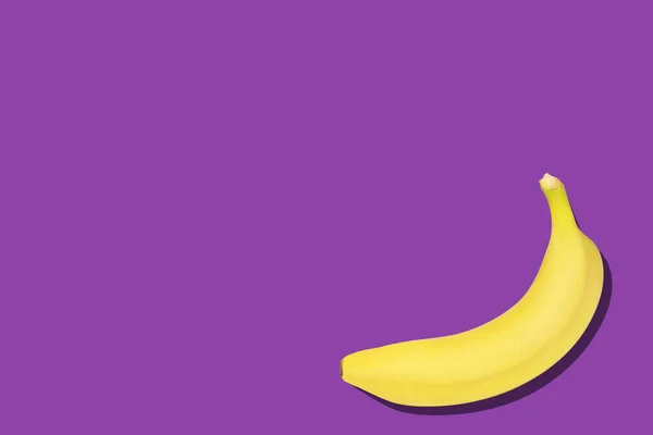 Żółty Banan Fioletowym Tle Widok Góry Płaski Leżak Przestrzenią Kopiowania — Zdjęcie stockowe
