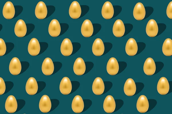 Плоский Узор Золотыми Яйцами Зеленом Фоне Творческое Минимальное Искусство Праздник — стоковое фото