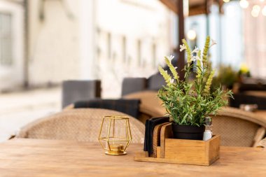 Covid-19 Coronavirus karantinası sırasında sahil kenarındaki sokak restoranlarının boş masaları