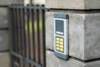 Taştan bir telde dahili telefon, sokaktan su geçirmez telefon.