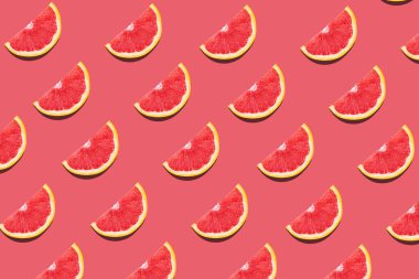 Taze kırmızı portakal ya da şeftali rengi arka planda greyfurt. Güzel, sulu dilimler. Şekilsiz tropikal meyve fotoğrafı.