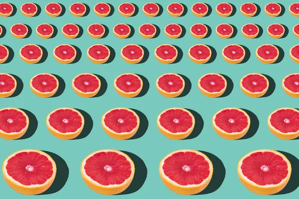 Вкусные Спелые Ломтики Грейпфрута Синем Фоне Плоский Уголок — стоковое фото