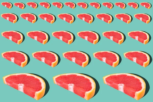 Sabrosas Rodajas Pomelo Maduras Sobre Fondo Azul Planas — Foto de Stock