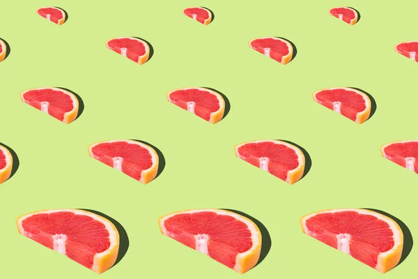 Plano Poner Patrón Fruta Rodajas Pomelo Fresco Sobre Fondo Verde — Foto de Stock