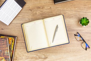 Açık klasik defter, kalem, cam, sulu, kitap, açık ahşap zemin üzerine sıkışmış düz yatıyordu.