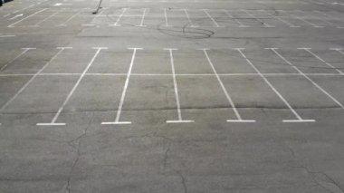 Corona virüsü salgınından dolayı bir süpermarketin boş otoparkının insansız hava aracı görüntüleri.