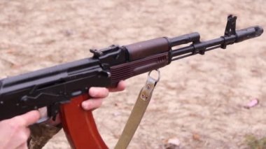 AK-47 'den yakın çekim tekler ve kuyruklar.
