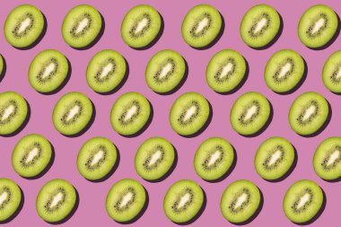 Kivi dilimleri. Pembe arka planda, tropik, pürüzsüz desen. Minimum yaz konsepti. Düz, sulu renkli.