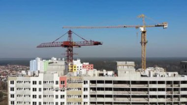 Güneşli bir günde şantiyenin üzerinde uçmak