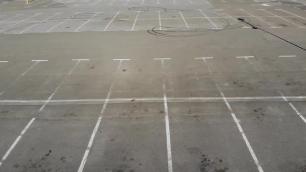 Während der COVID-19-Pandemie über den leeren Parkplatz fliegen — Stockvideo