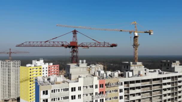 Baustelle mit Kränen und Hochhaus unter — Stockvideo