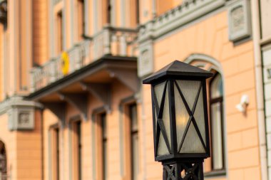 Geceleri eski moda sokak lambası. Gün batımında parlak sokak lambaları. Dekoratif lambalar. Alacakaranlıkta sıcak sarı ışığı olan sihirli lamba