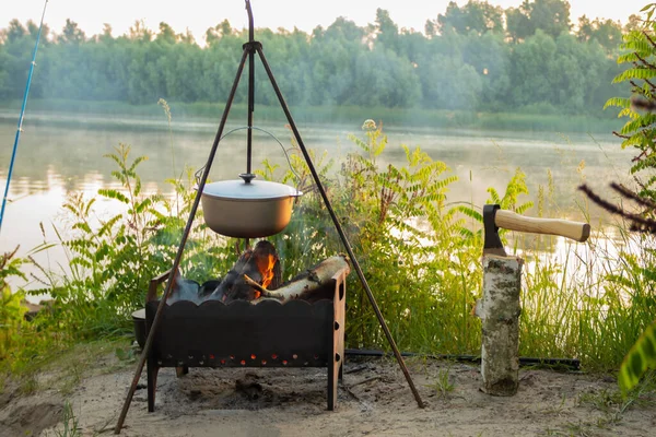 Kochen Einem Schwarzen Rußigen Topf Lagerfeuer Ufer Des Flusses Authentische Stockbild