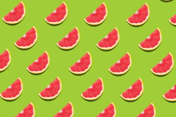 Vlak Gelegd Fruitpatroon Van Verse Grapefruitschijfjes Groene Ondergrond Minimaal Zomerfruit — Stockfoto
