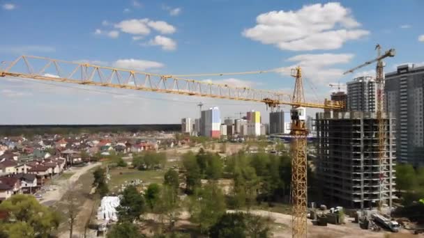 Вид с воздуха на строительную площадку с краном и рабочими — стоковое видео