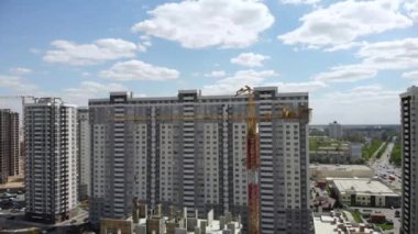 İnşaat alanının vinç ve işçilerle hava görüntüsü