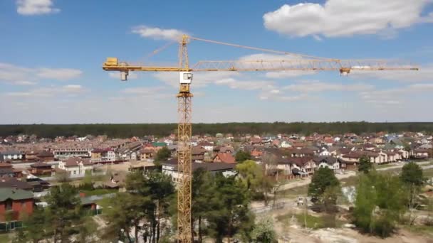 Stor industriell torn kran med blå himmel amd stadsbild på bakgrunden. — Stockvideo