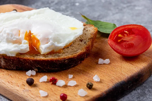 Poached Egg Bread Seeds Cherry Tomato Spinach Salt Spices Wooden — Stock Photo, Image