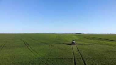 Tarım makineleri yeşil alana böcek ilacı püskürtüyor, tarımsal doğal bahar işleri.