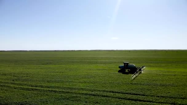 Vista aérea de lavoura trator agrícola e pulverização no campo — Vídeo de Stock