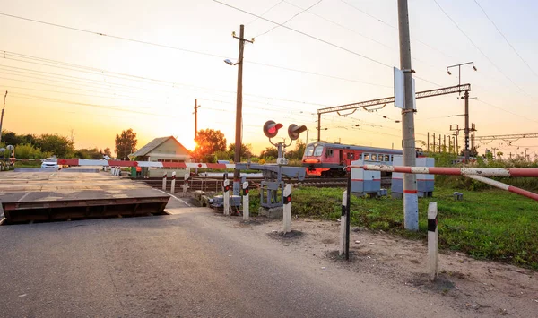 Tren Parça Kırmızı Trafik Işıkları Batan Güneşin Işınları Bir Korumalı — Stok fotoğraf