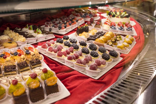 Cakes Berries Show Window Coffee Pastry Bar — Stock Photo, Image