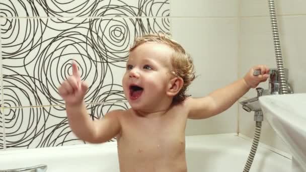 Happy niebieskookie dziecko 9-12 miesięcy kąpie się w łazience i bawi się zabawkami, Mycie i kąpiel dzieci, Higiena i opieka nad małymi dziećmi — Wideo stockowe