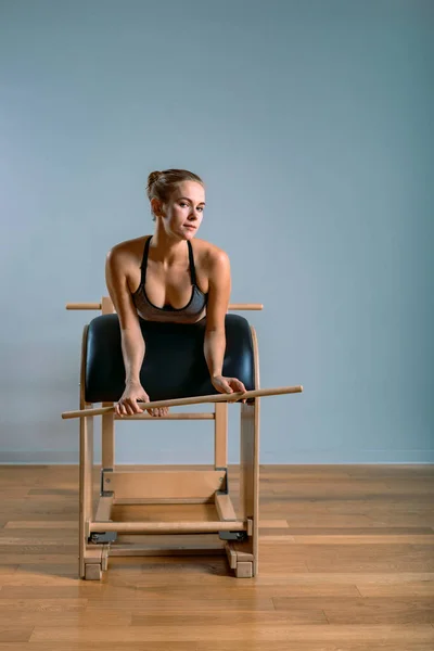 Güzel bir kadın pilates yapıyor, fıçılar üzerinde antrenman yapıyor. Fitness konsepti, özel fitness ekipmanları, sağlıklı yaşam tarzı, plastik. Boşluğu kopyala, reklam için spor afişi. — Stok fotoğraf