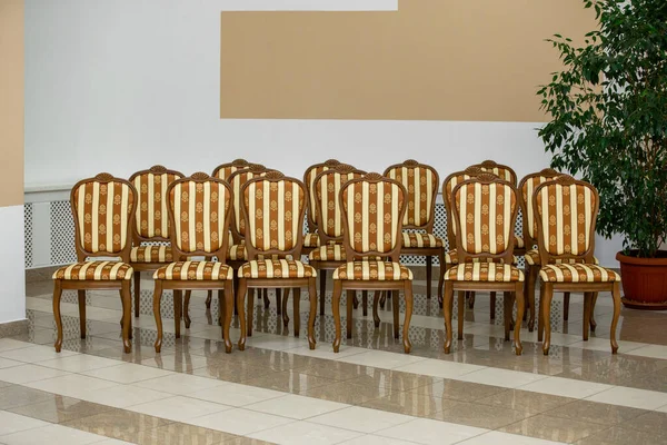 Cadeiras estofadas ficar em fileiras no salão pronto para uma reunião . — Fotografia de Stock