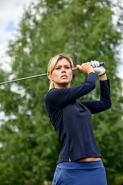 Portret van een mooie vrouw golfen op een groene veld buiten achtergrond. Het concept van Golf, het nastreven van uitmuntendheid, persoonlijke uitmuntendheid, Royal sport. — Stockfoto