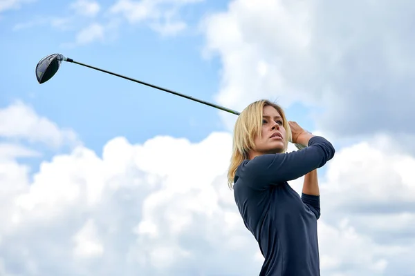 Портрет красивой женщины, играющей в гольф на зеленом поле под открытым небом. Концепция гольфа, стремление к совершенству, личное мастерство, королевский спорт . — стоковое фото