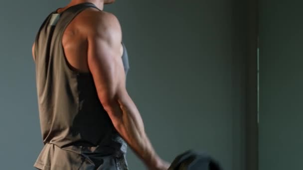 Σοβαρός Άνδρας Αθλητής Deadlift Εκπαίδευση Heavy Barbell Εσωτερικά. Γυμνάζομαι με τον Μπάρμπελ. Υγιής ζωή Συγκέντρωση Αντοχή Αντοχή Υγεία Εστιασμένη Fitness Concept — Αρχείο Βίντεο