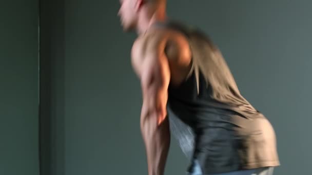 Entraînement sérieux d'athlète masculin haltère lourd d'entraînement à l'intérieur. Faire de l'exercice avec Barbell. Vie saine Concentration Force Endurance Concept de conditionnement physique axé sur la santé — Video