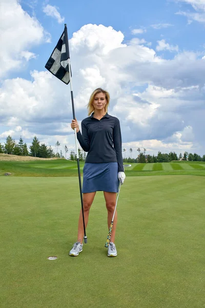 야외 에서 녹색 필드에 골프를 치는 아름다운 여자의 초상화입니다. 골프의 개념, 우수성의 추구, 개인 우수성, 왕실 스포츠. — 스톡 사진