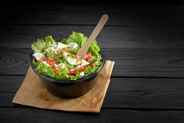 Salat mit rotem Fisch oder Thunfisch und Salat in einer Plastikschüssel. Gesundes Fast Food. — Stockfoto