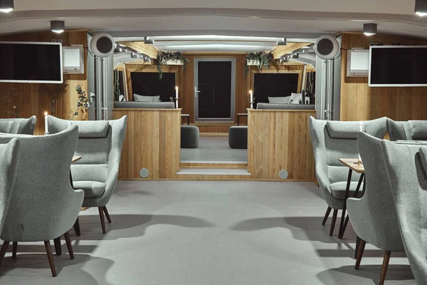 Detalles interiores del restaurante en el barco. Concepto de interiorismo de un restaurante en un barco — Foto de Stock