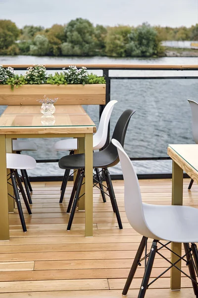 Detalles interiores del restaurante en el barco. Concepto de interiorismo de un restaurante en un barco — Foto de Stock