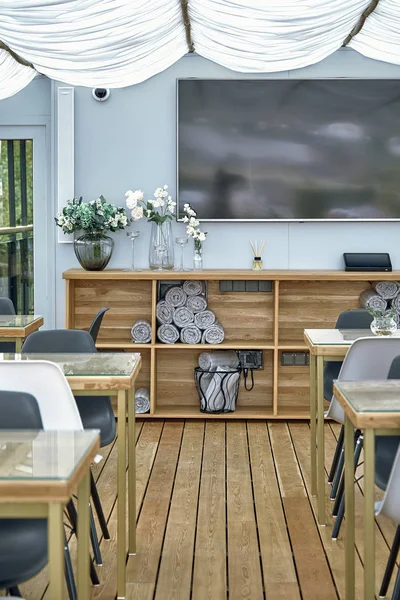 Detalles interiores del restaurante en el barco. Concepto de interiorismo de un restaurante en un barco — Foto de Stock