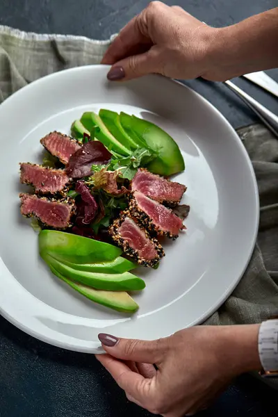 Thunfischsalat mit Avocado, gesunder Salat — Stockfoto