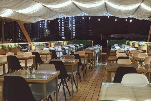 배 안의 식당에 대한 상세 정보입니다. 배 위에 있는 식당의 내부 설계 개념 — 스톡 사진