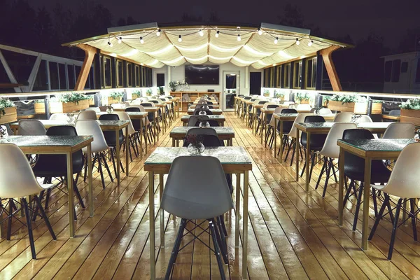 Detalles interiores del restaurante en el barco. Concepto de interiorismo de un restaurante en un barco — Foto de Stock