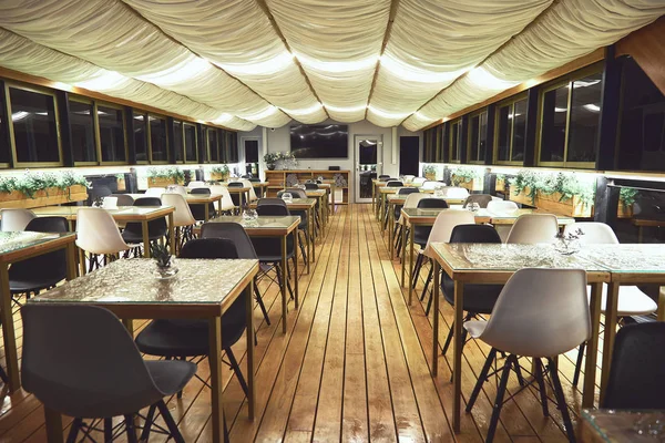 Detalles interiores del restaurante en el barco. Concepto de interiorismo de un restaurante en un barco — Foto de Stock
